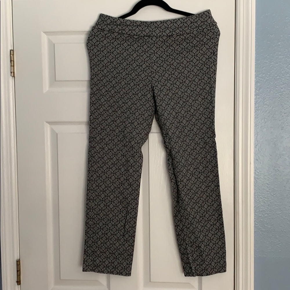 Margaret M black and white capris size L